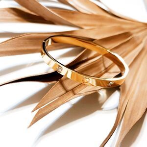Gold heart bangle S390